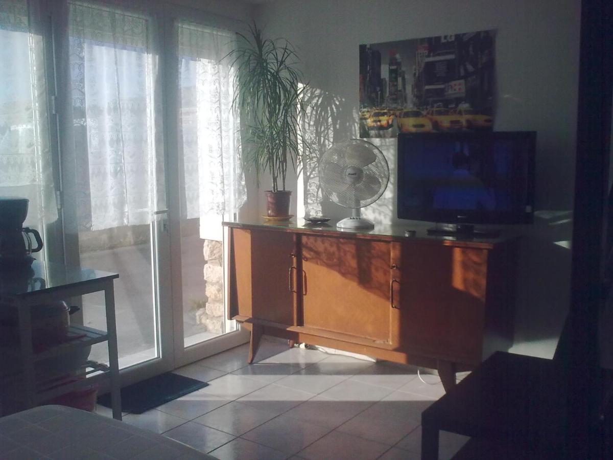 Studio Climatise. Proche Parking, Commerces Et Mer Apartment Carqueiranne Exterior foto
